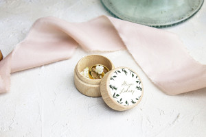 Małe drewniane okrągłe pudełko na obrączki Elegant Eukaliptus