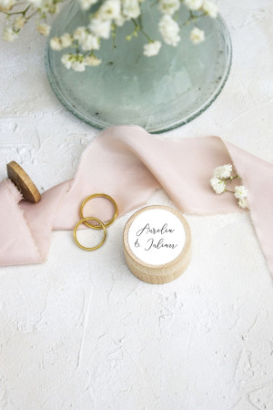 Małe drewniane okrągłe pudełko na obrączki Romantic Caligraphy