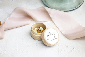 Małe drewniane okrągłe pudełko na obrączki Romantic Caligraphy