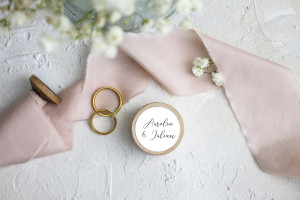 Małe drewniane okrągłe pudełko na obrączki Romantic Caligraphy